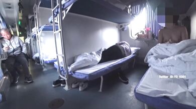 【最新性爱泄密】推特绿帽大神YQ未流出劲作《火车上淫欲露出》卧铺列车露乳露逼 大爷看傻眼了